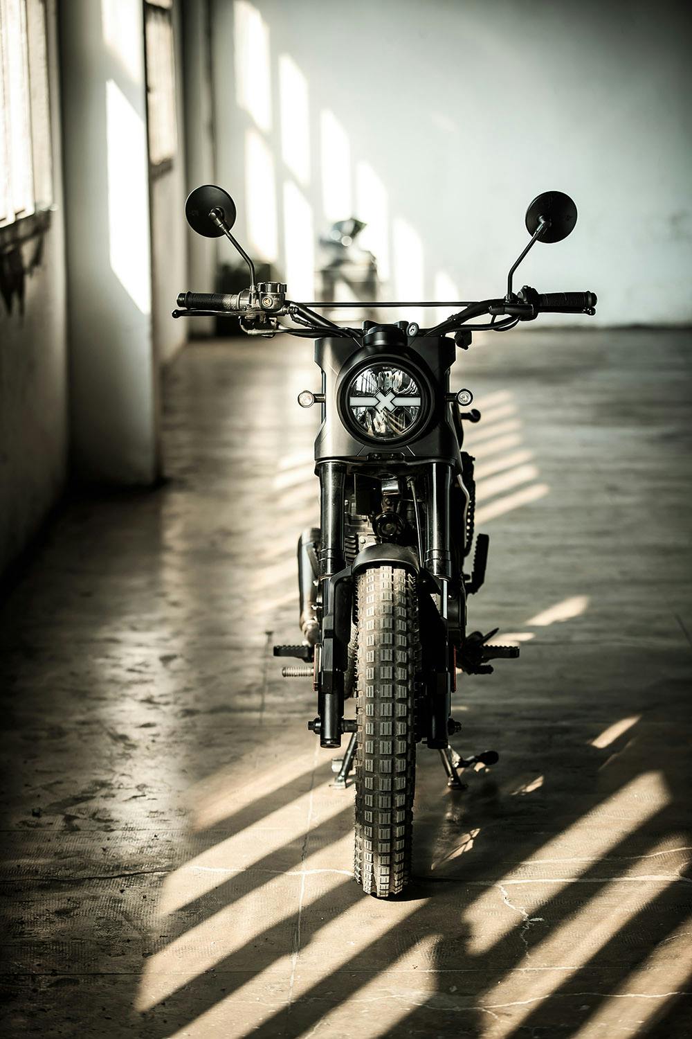 Brixton Motorcycles Felsberg 250 in Timberwolf Grey geparkt in einer Garage