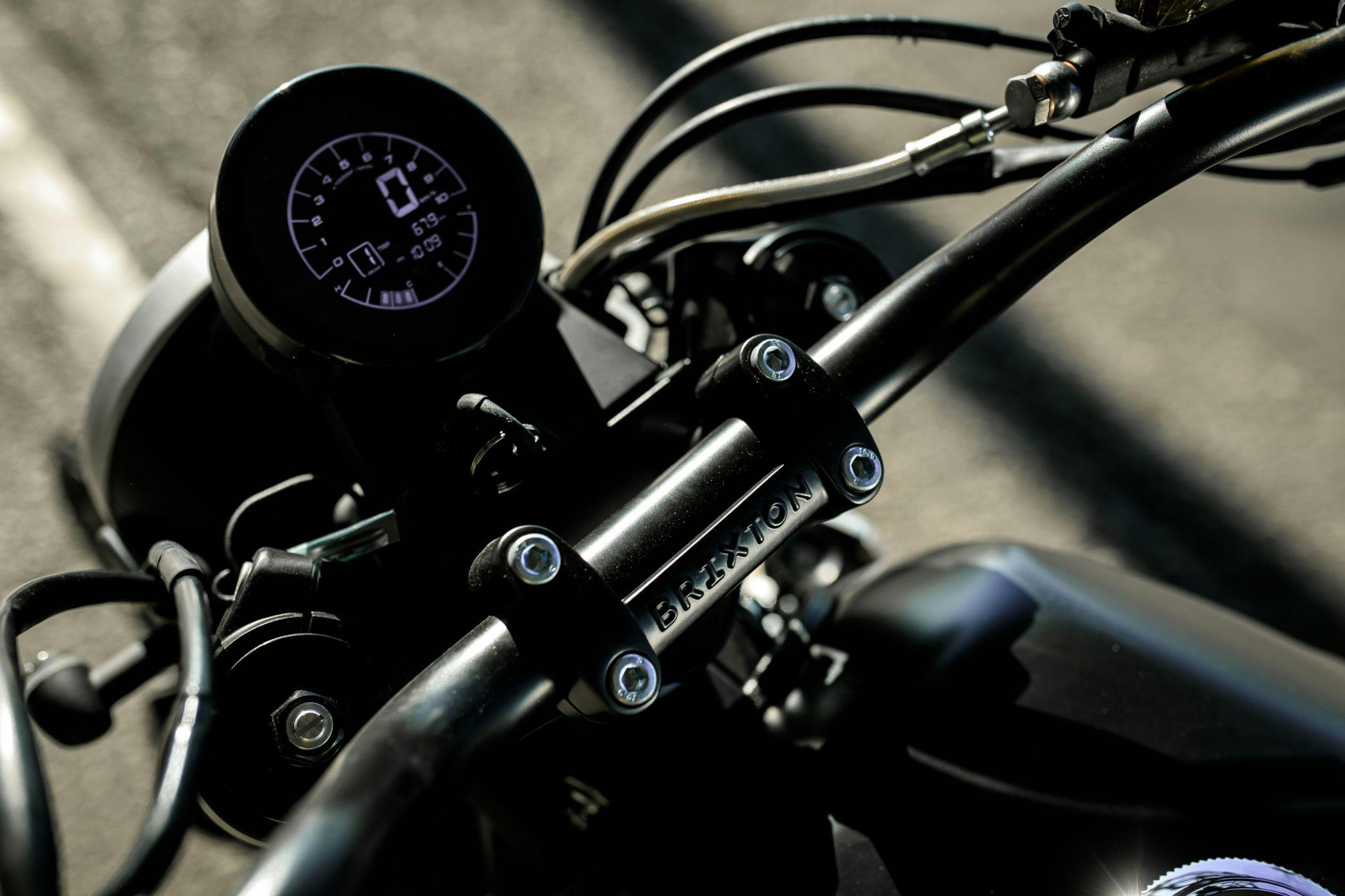 Brixton Crossfire 500 X in Backstage Black close-up of the handlebar and circular LC display